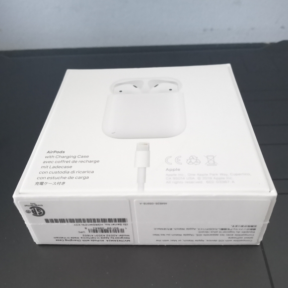 Apple Airpods w/ Charging Case - Picture 2 of 7